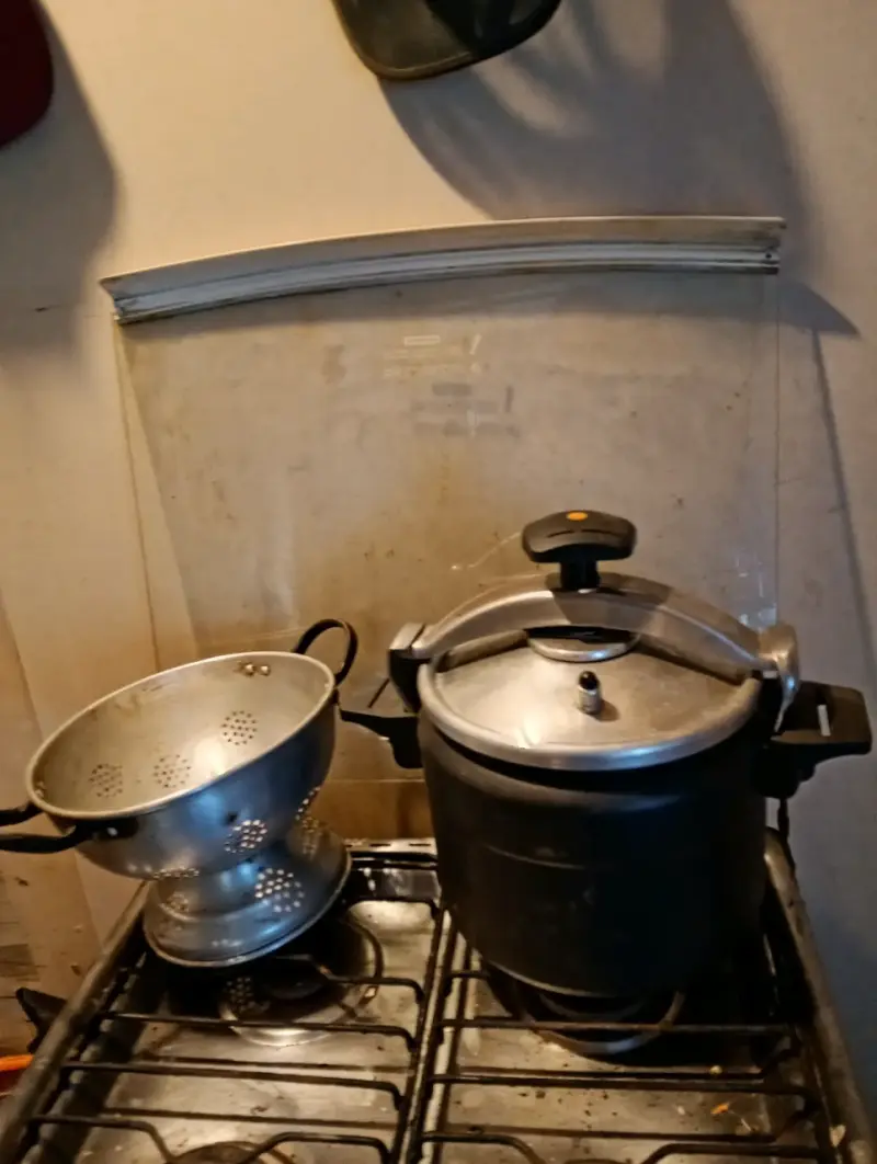 Olla a presión y colador metálico