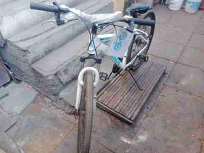 Bicicleta de montaña blanca - miniatura 1