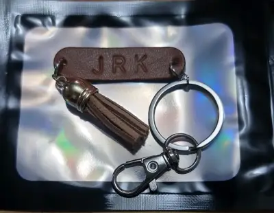 Llavero de cuero con borla, personalizable - miniatura 1