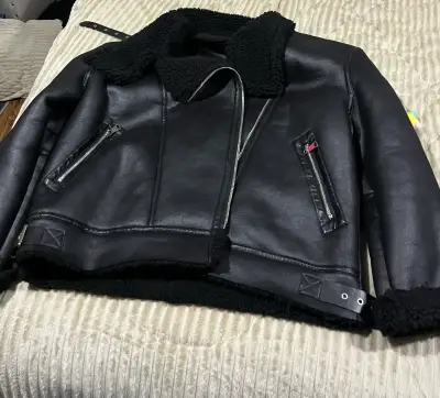 Chaqueta negra de cuero con forro - miniatura 1