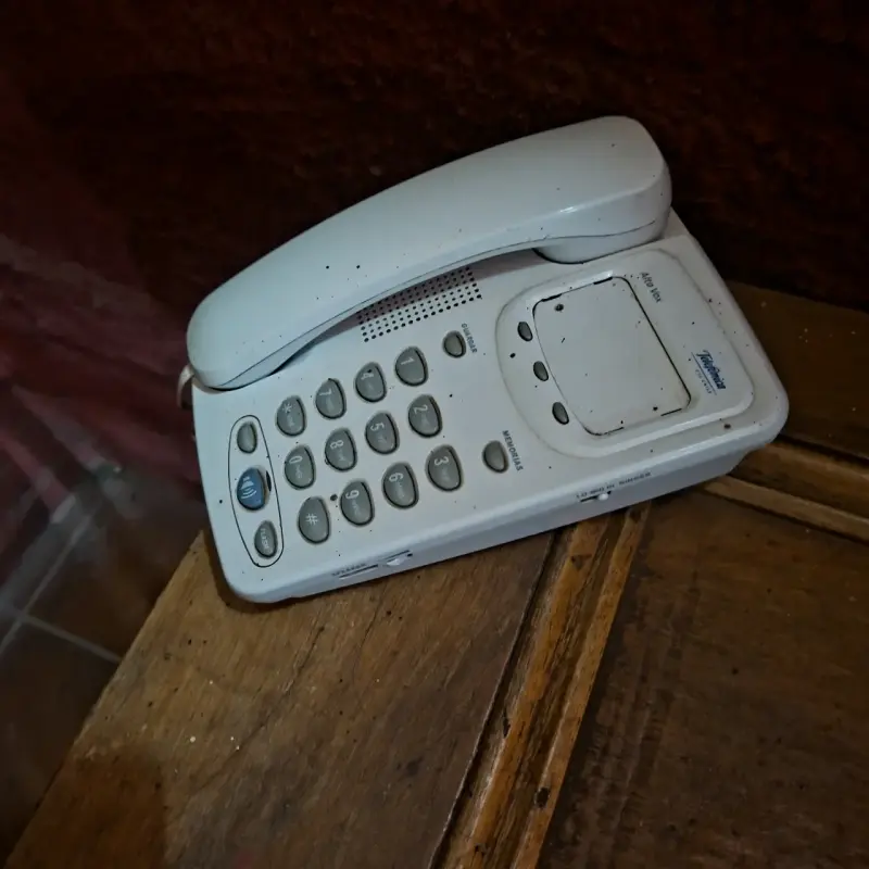 Teléfono fijo blanco antiguo - 1
