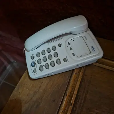 Teléfono fijo blanco antiguo - miniatura 1