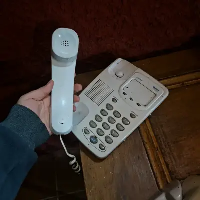 Teléfono fijo blanco antiguo - miniatura 2