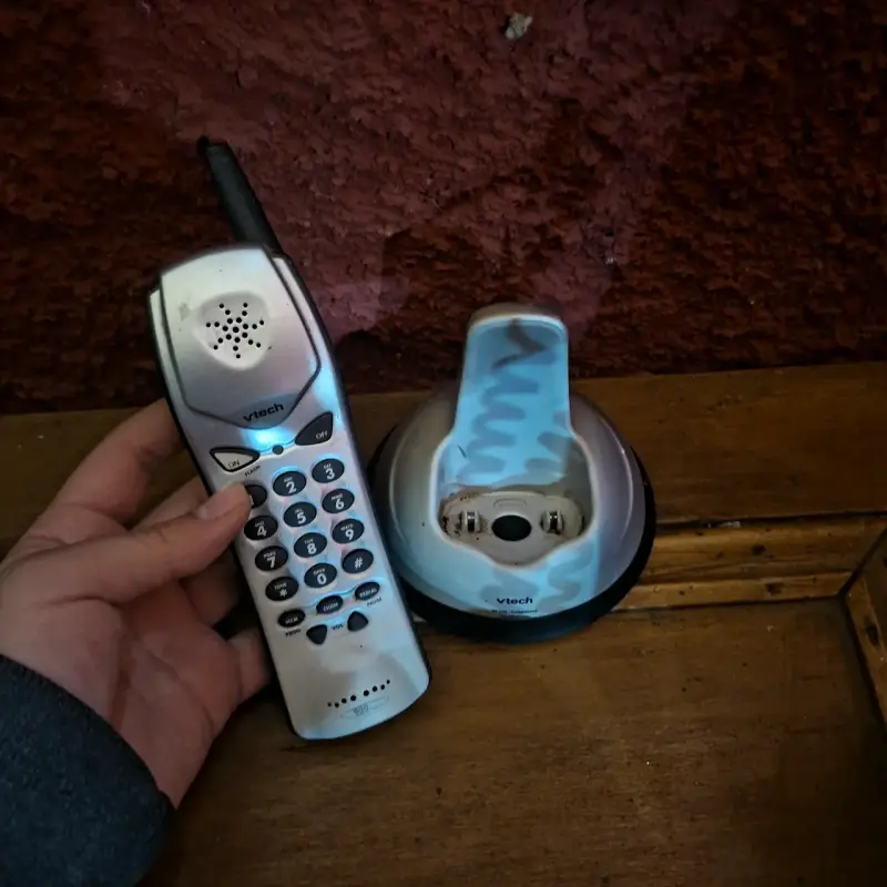 Teléfono inalámbrico VTech con base - 1