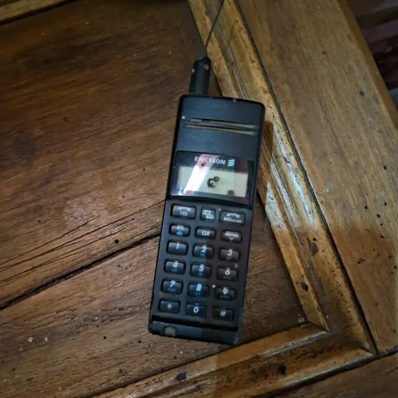 Teléfono móvil Ericsson retro