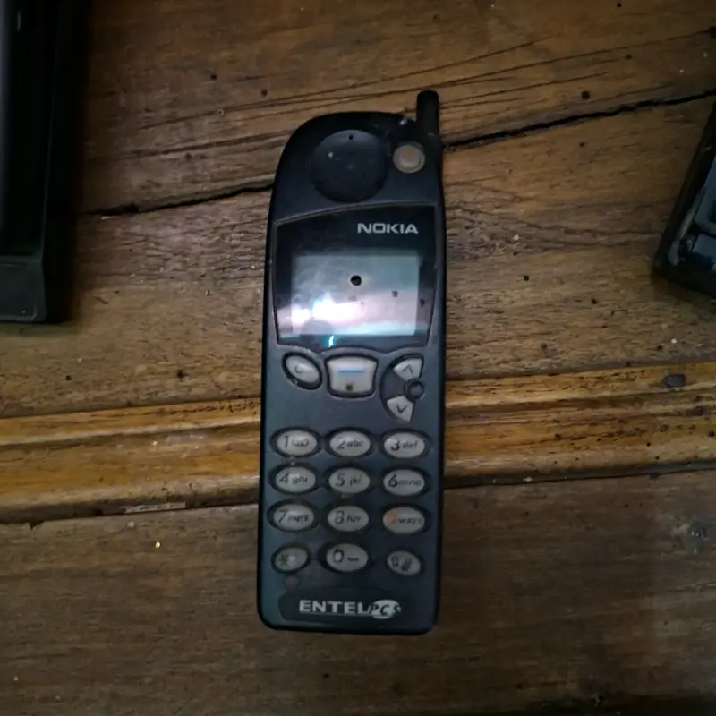 Teléfono celular Nokia antiguo