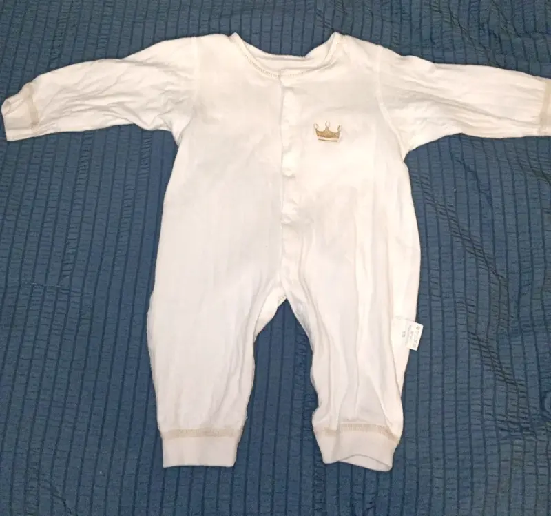 Pijama blanco de bebé con corona