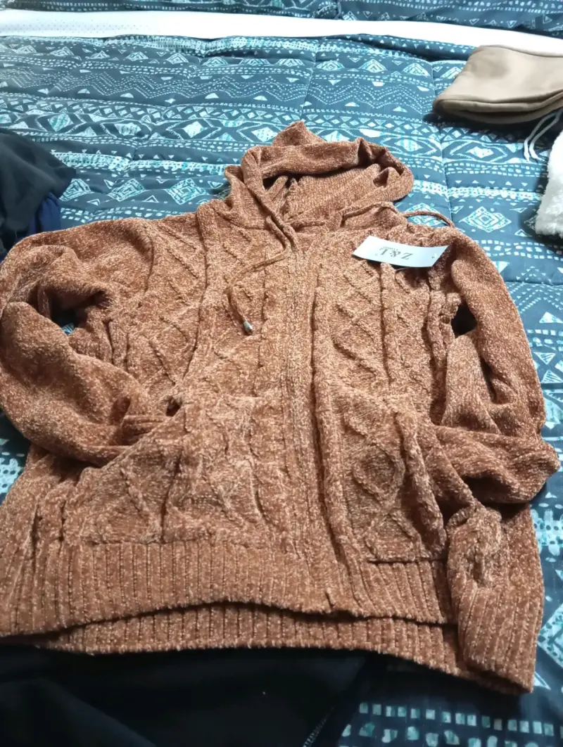 Sweater tejido marrón con capucha