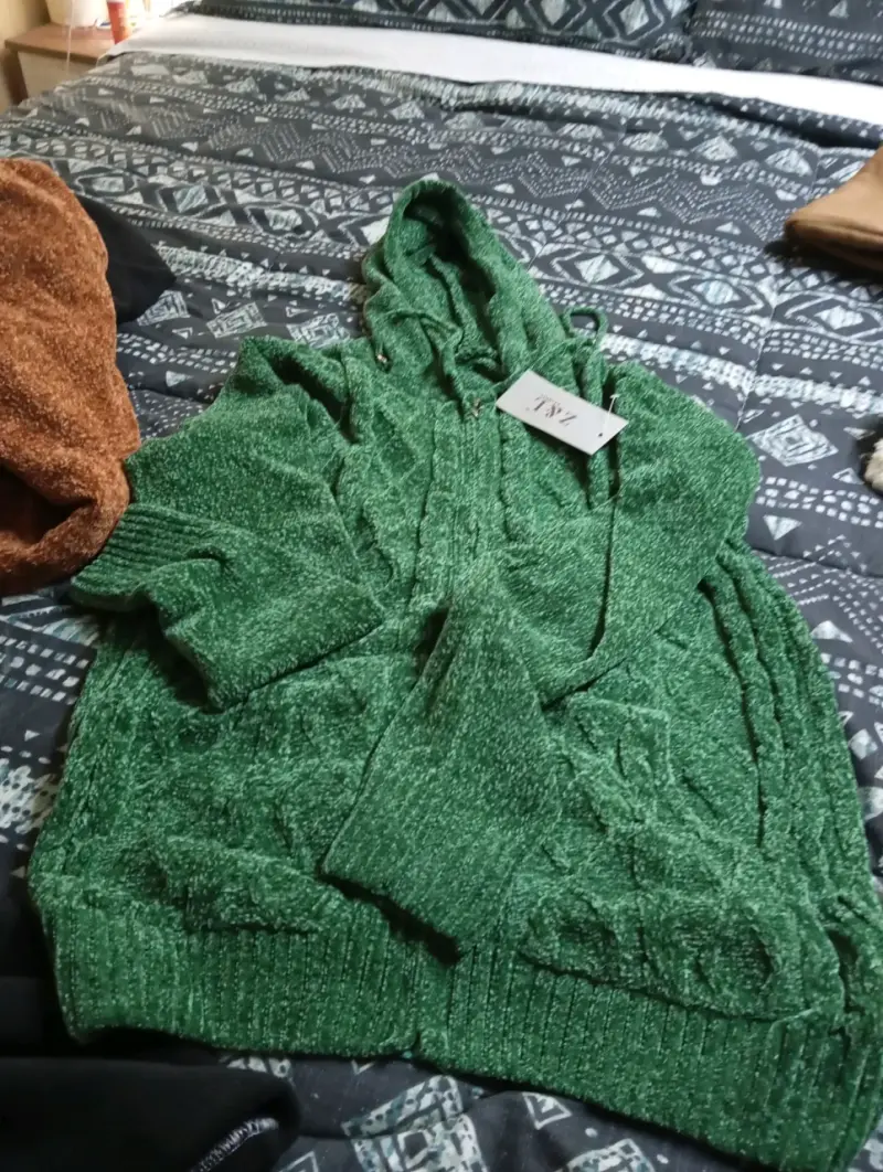Cárdigan verde con capucha
