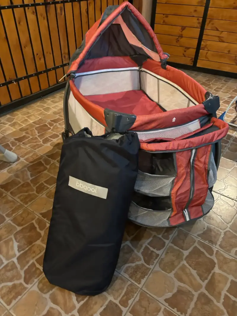 Cuna plegable roja con bolso infanti - 1