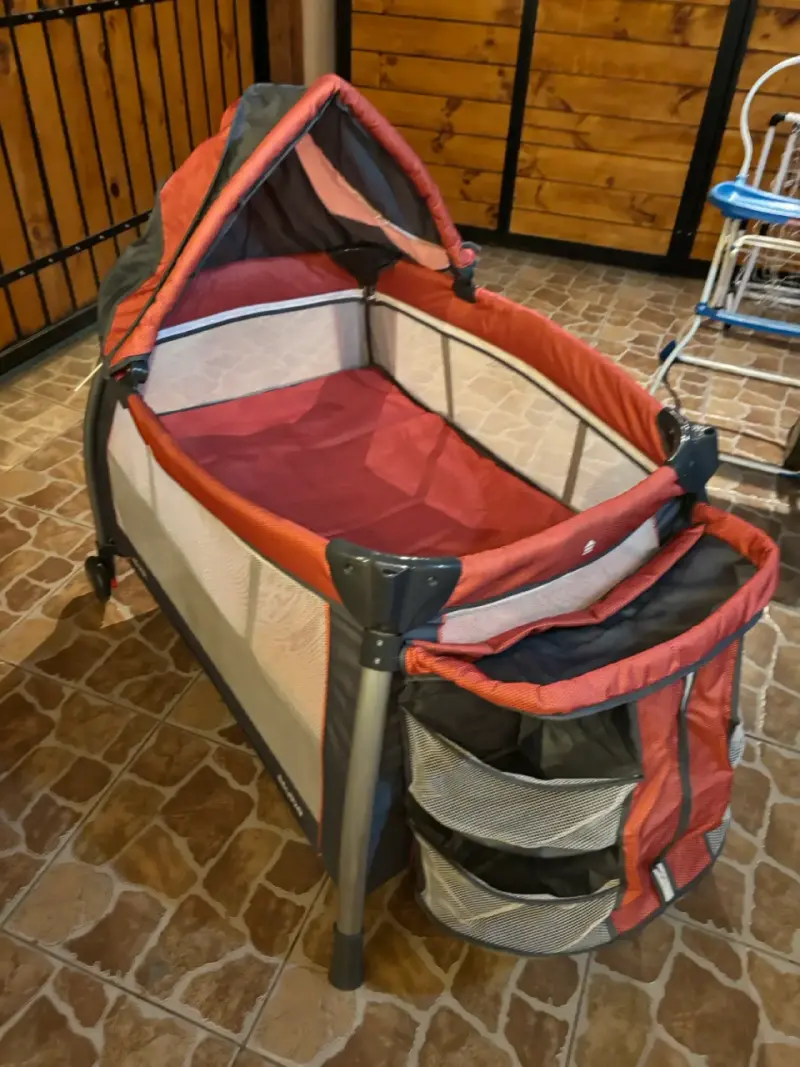 Cuna plegable roja con bolso infanti - 3