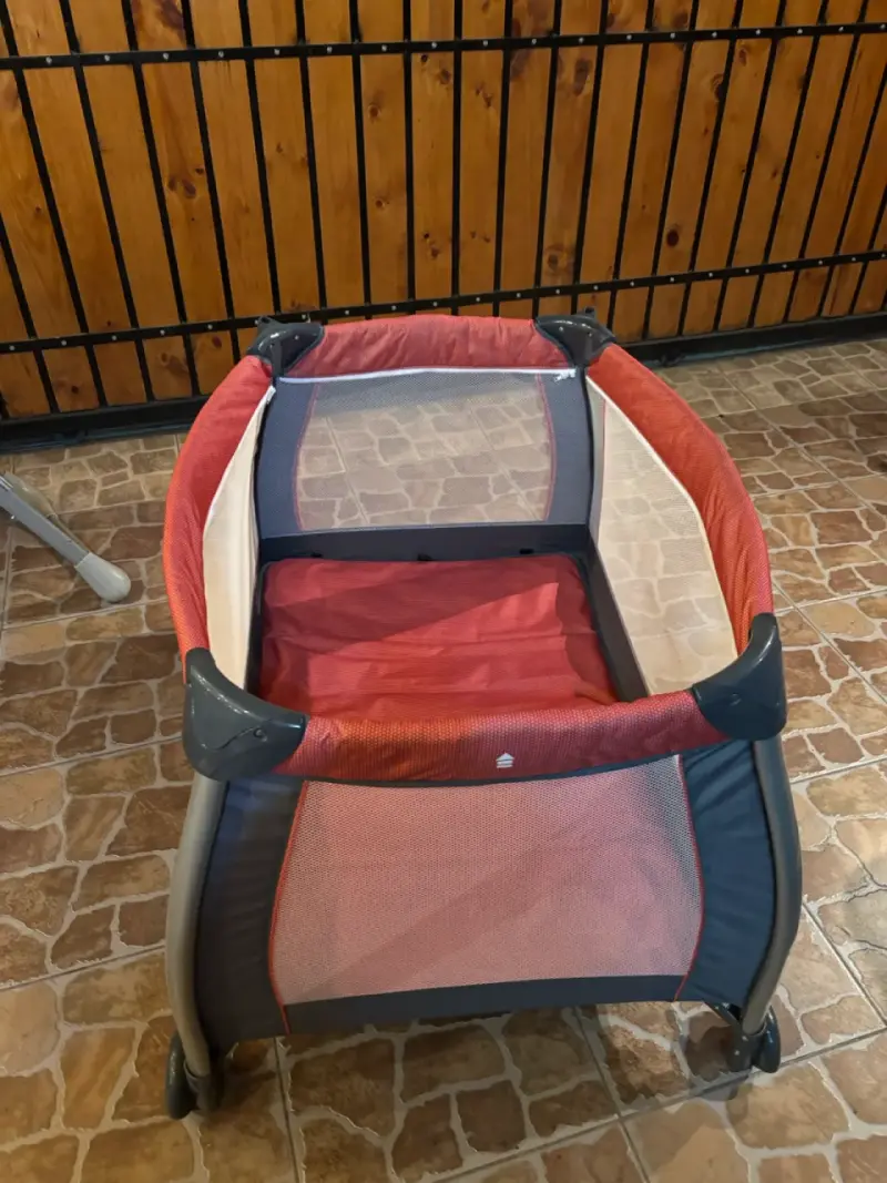 Cuna plegable roja con bolso infanti - 4