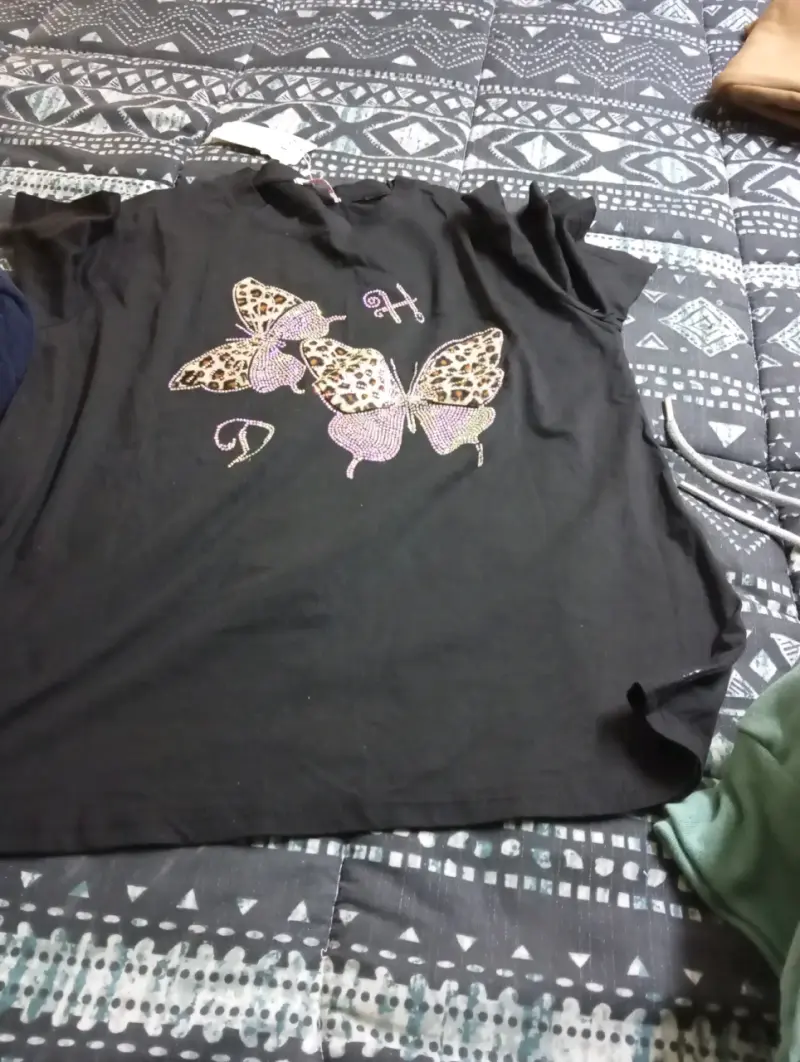 Polera negra con mariposas - 1