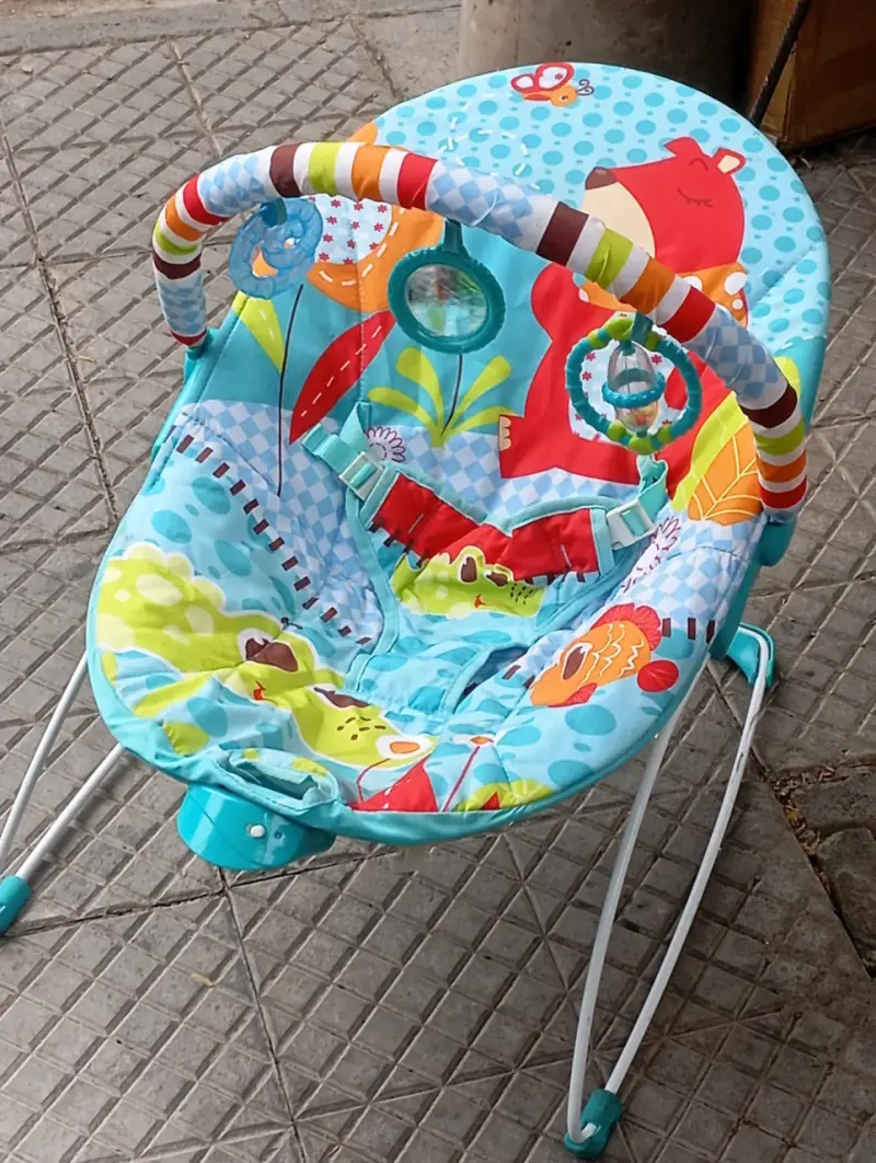 Silla mecedora para bebé colorida - 1