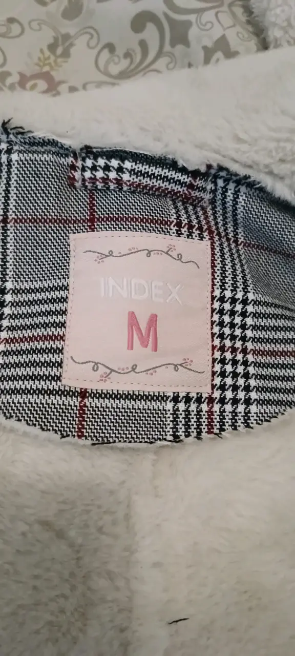 Abrigo blanco con diseño a cuadros - 1