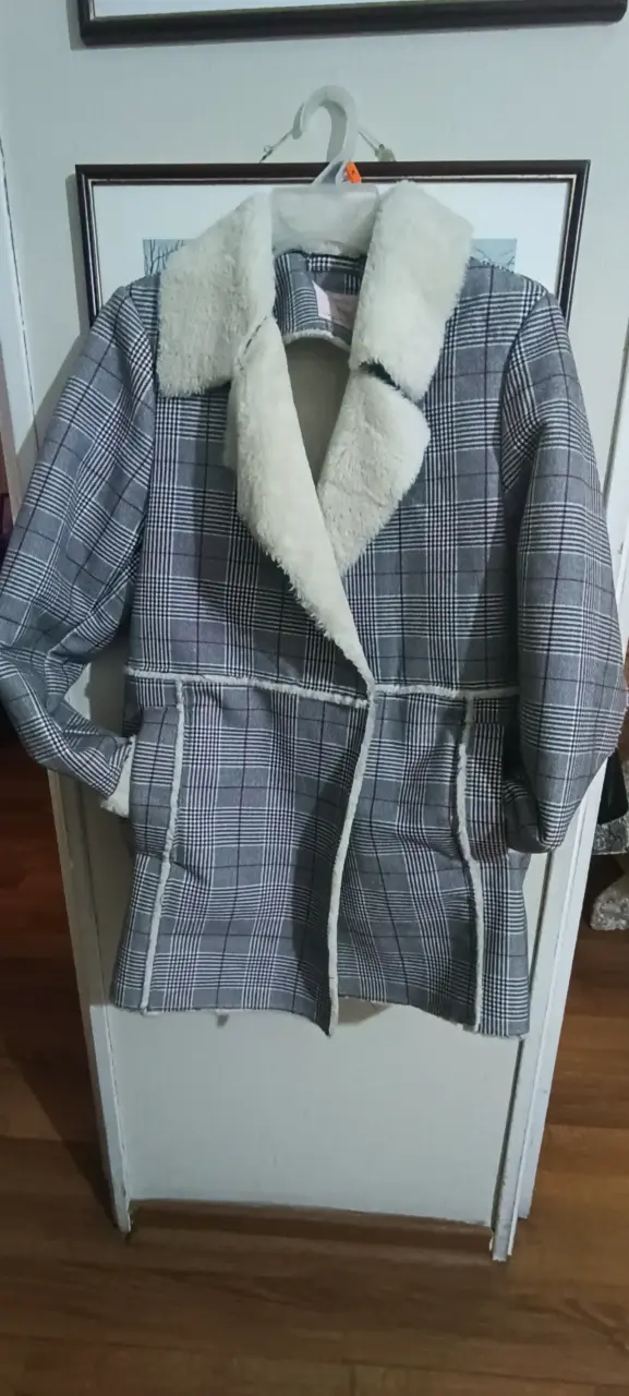 Abrigo blanco con diseño a cuadros - 3