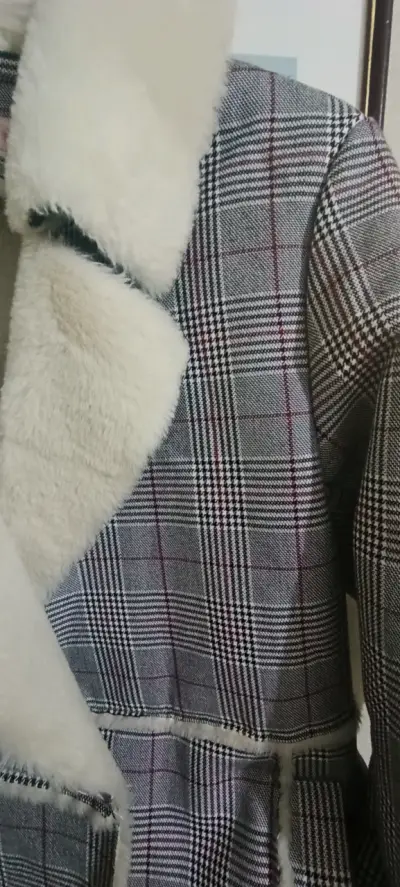 Abrigo blanco con diseño a cuadros - miniatura 4
