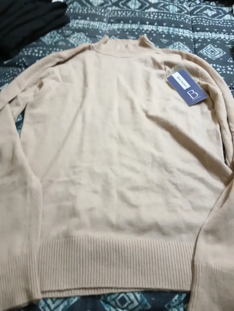 Suéter beige con cuello alto