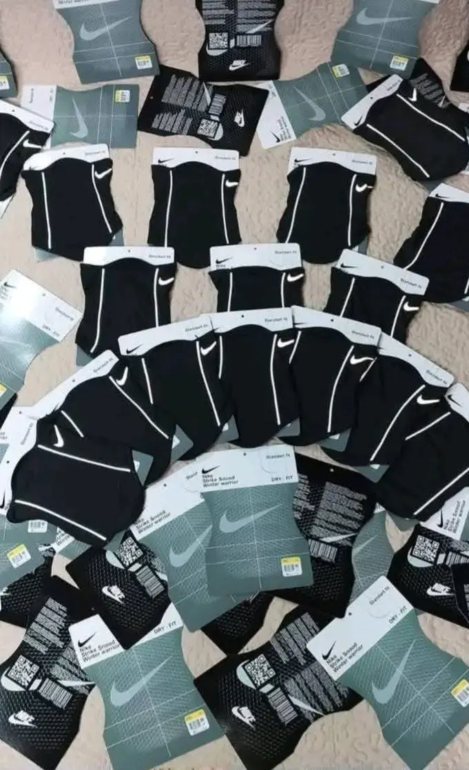cuellos deportivos Nike negros reflectantes