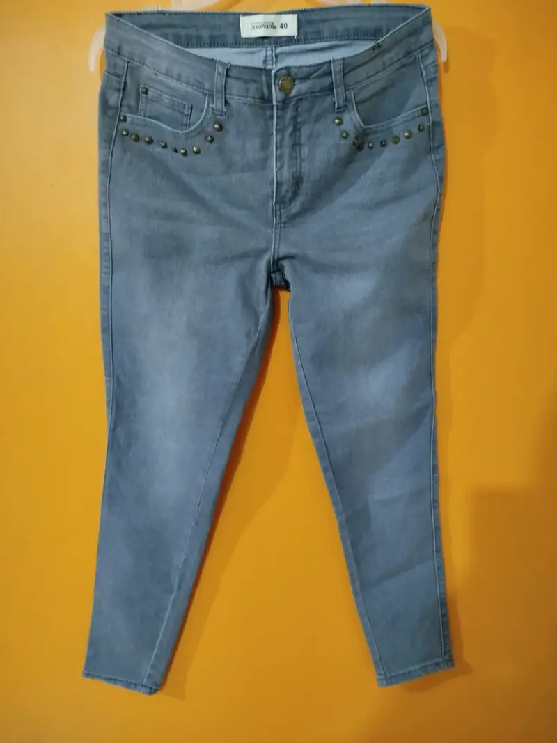 Jeans azul con tachas - 1