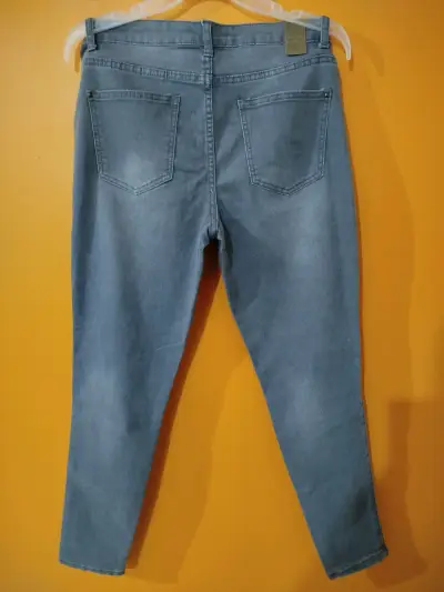 Jeans azul con tachas - miniatura 2