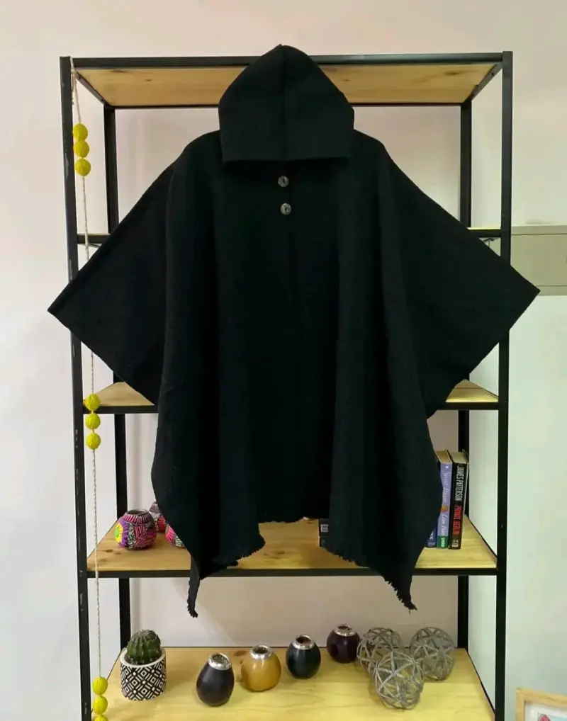 Poncho 100% lana de oveja negro con capucha - 1