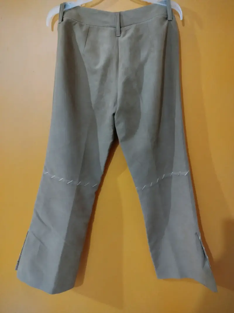 Pantalones beige con detalles laterales - 2
