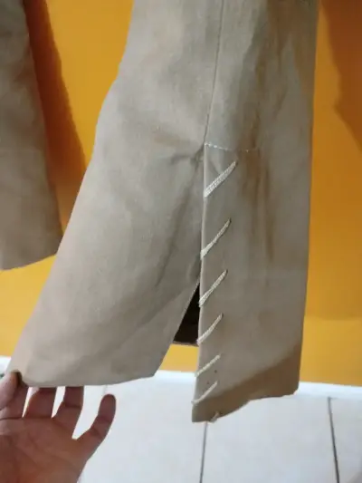 Pantalones beige con detalles laterales - miniatura 3