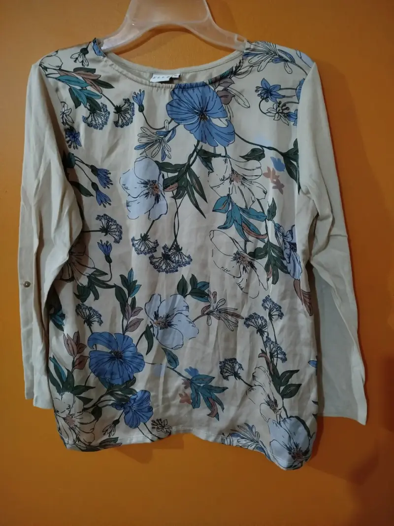 Blusa floral beige y azul