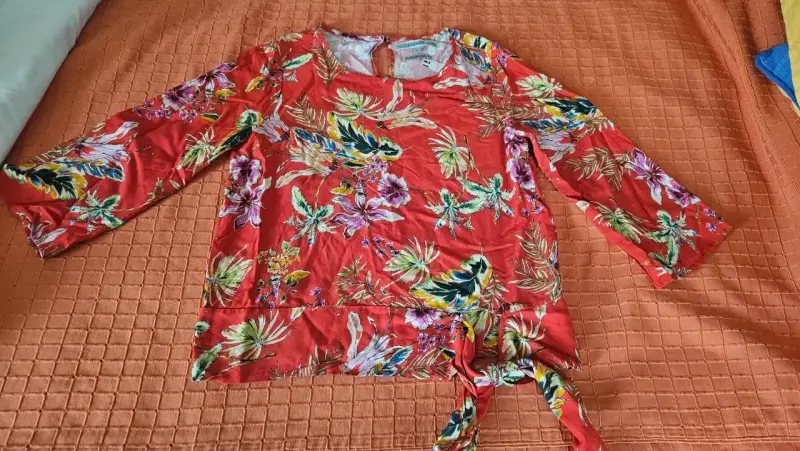 Blusa floreada roja