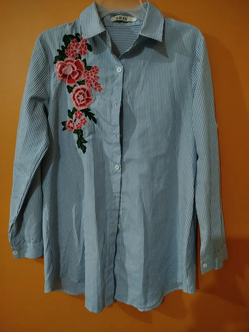 Camisa rayada con bordado floral