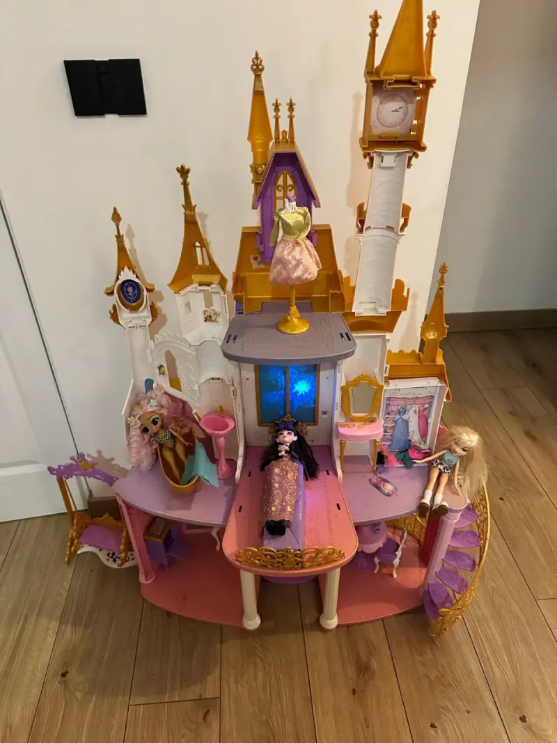 Castillo de muñecas con accesorios - 1