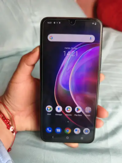 Smartphone con pantalla grande - miniatura 1