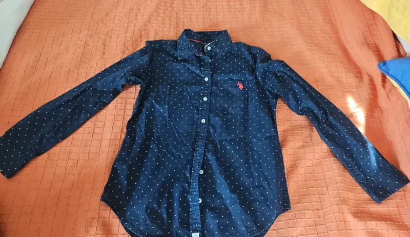 Camisa azul de puntos