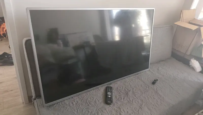 Televisor LED con control remoto - 1