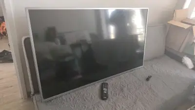 Televisor LED con control remoto - miniatura 1