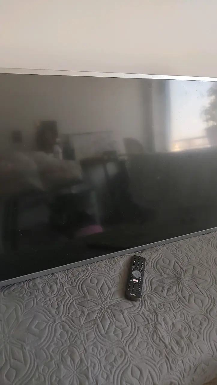 Televisor LED con control remoto - 2