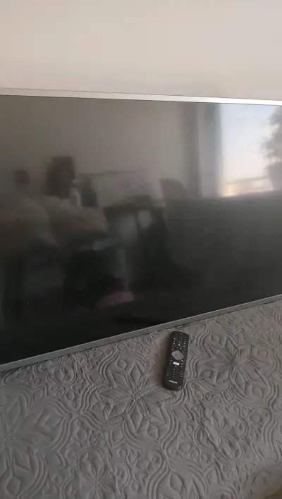 Televisor LED con control remoto - miniatura 2