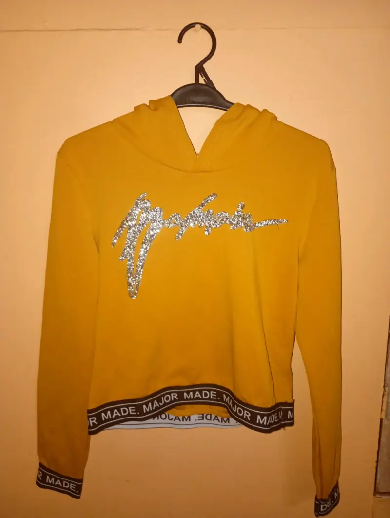 Polerón con capucha amarillo y lentejuelas - 1