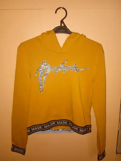 Polerón con capucha amarillo y lentejuelas - miniatura 1