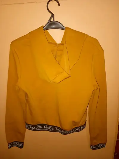 Polerón con capucha amarillo y lentejuelas - miniatura 2