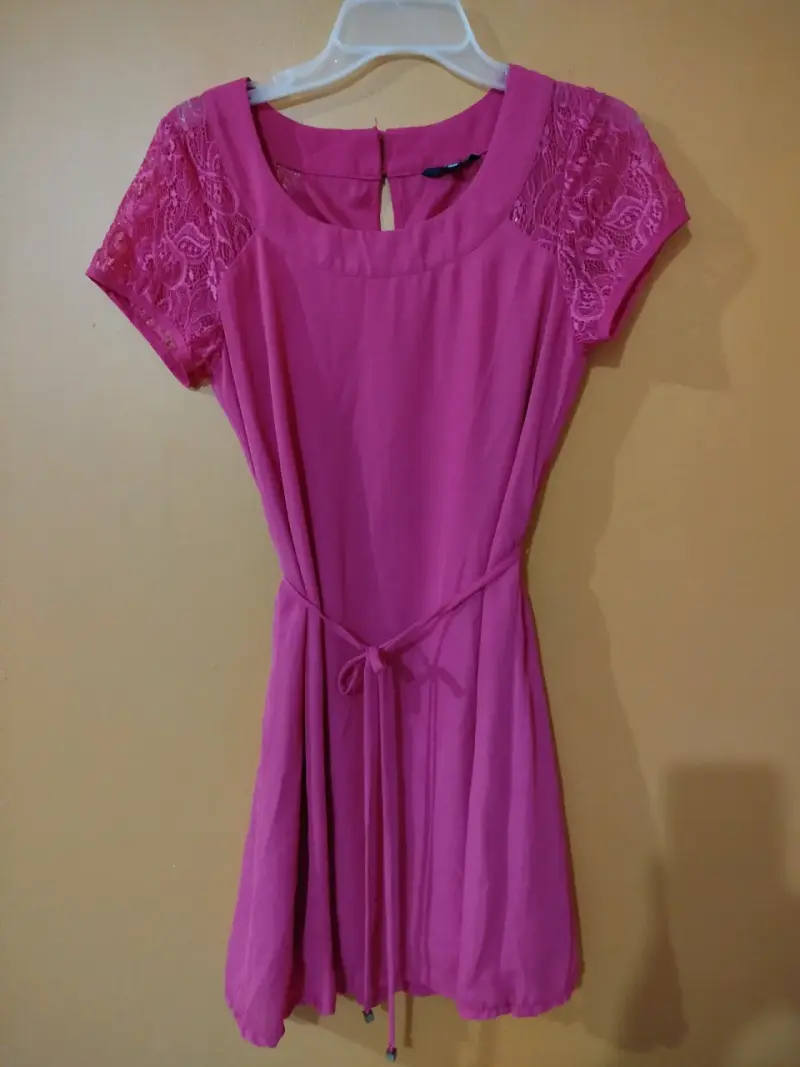 Vestido fucsia con encaje - 1