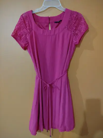 Vestido fucsia con encaje - miniatura 1