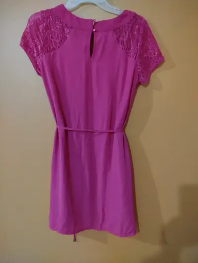 Vestido fucsia con encaje - miniatura 2