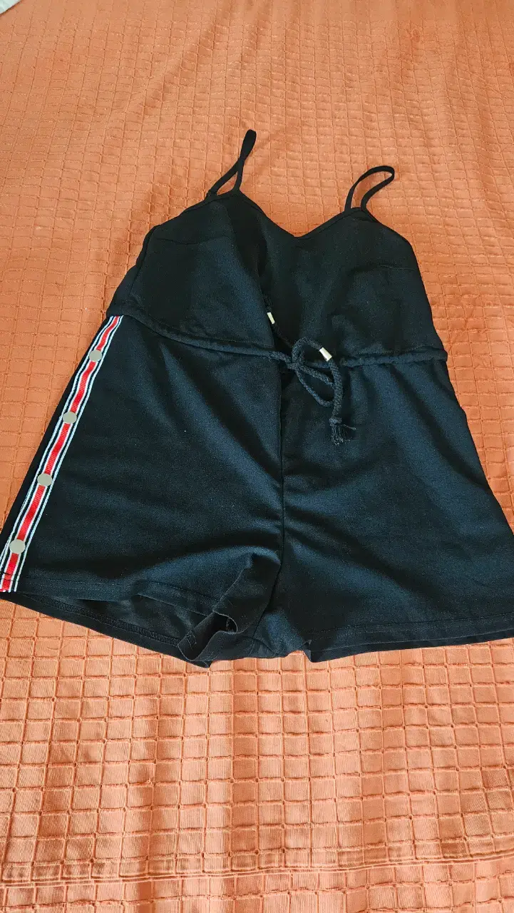 Enterito negro con tirantes