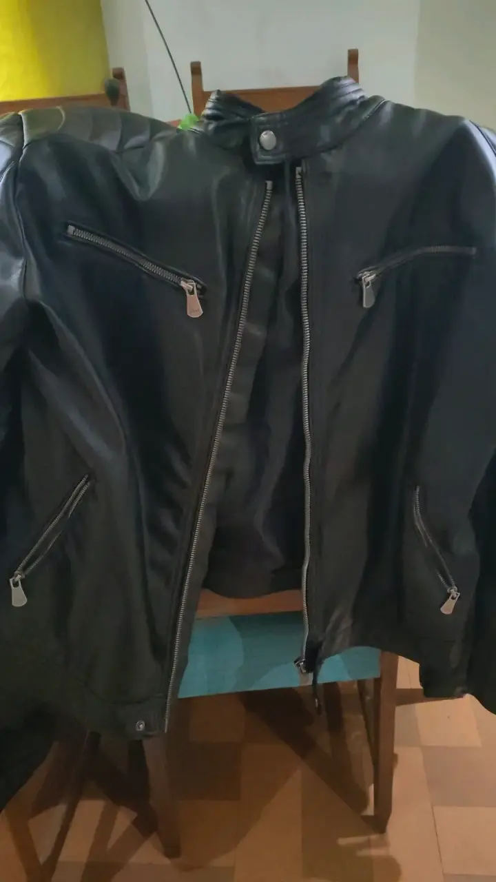 Chaqueta de cuero negra