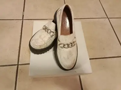 Mocasines blancos con cadena - miniatura 1