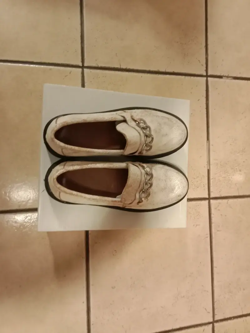 Mocasines blancos con cadena - 3