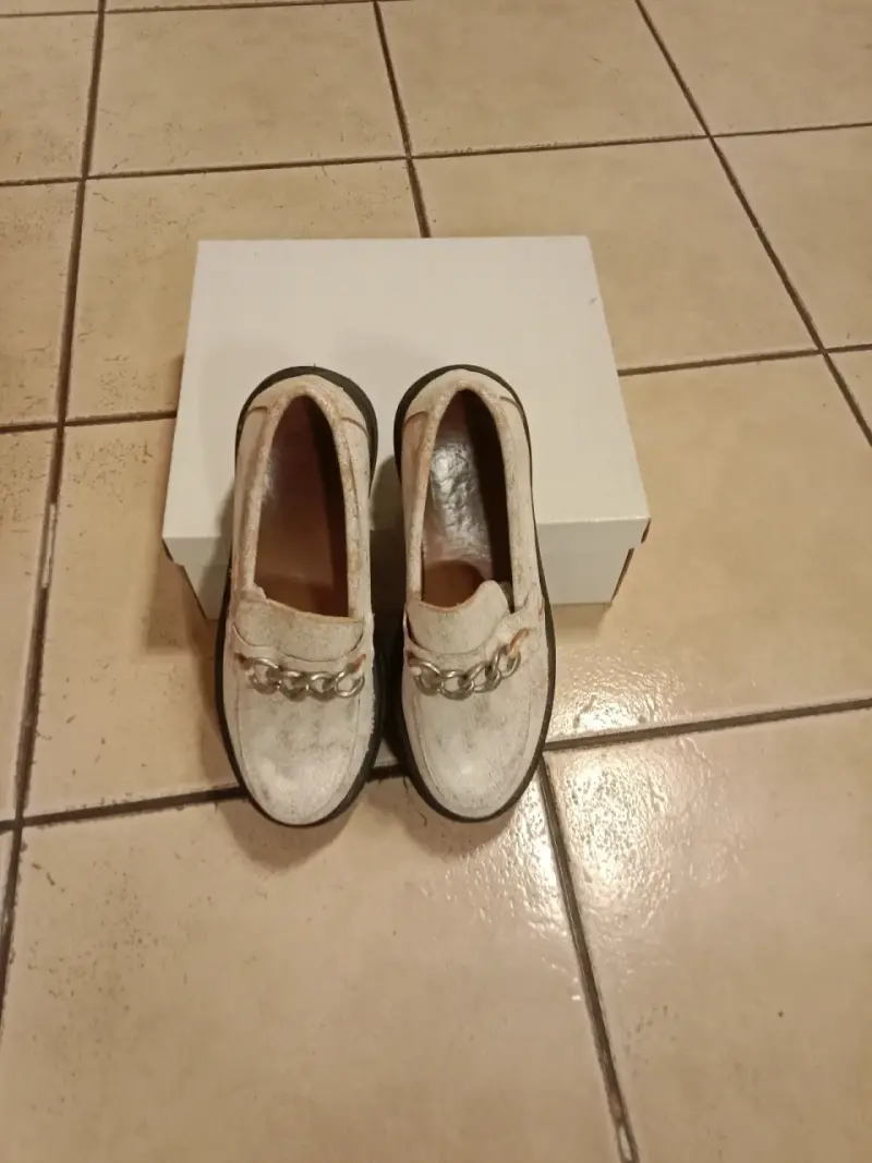 Mocasines blancos con cadena - 4