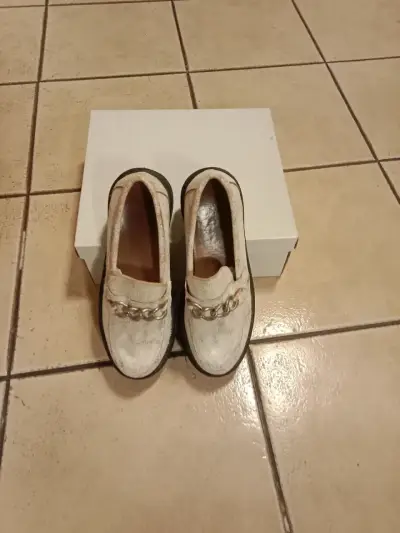 Mocasines blancos con cadena - miniatura 4
